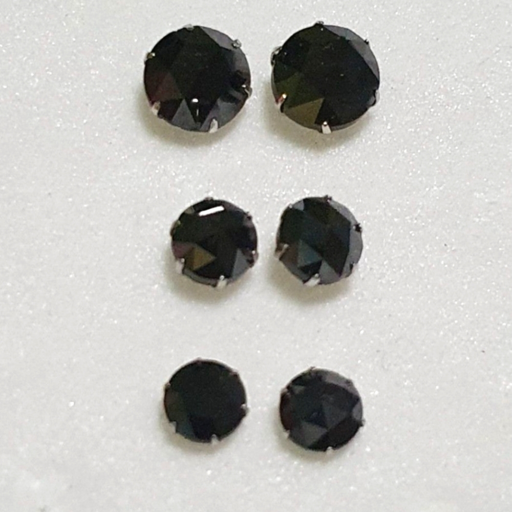 3 pairs of earrings🖤🖤🖤 - Picture 4 of 6